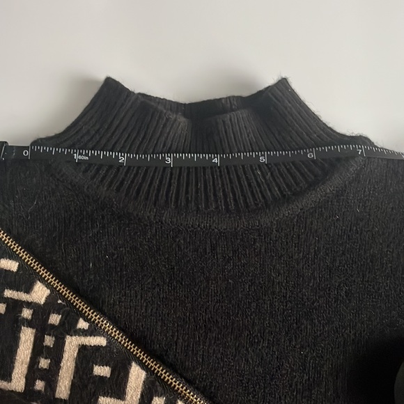Beautiful Stylish Sweater w/Zipper - Size Small - Picture 9 of 12